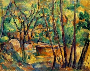 ウッズ Painting - 木の下の石臼と貯水槽 ポール・セザンヌの森